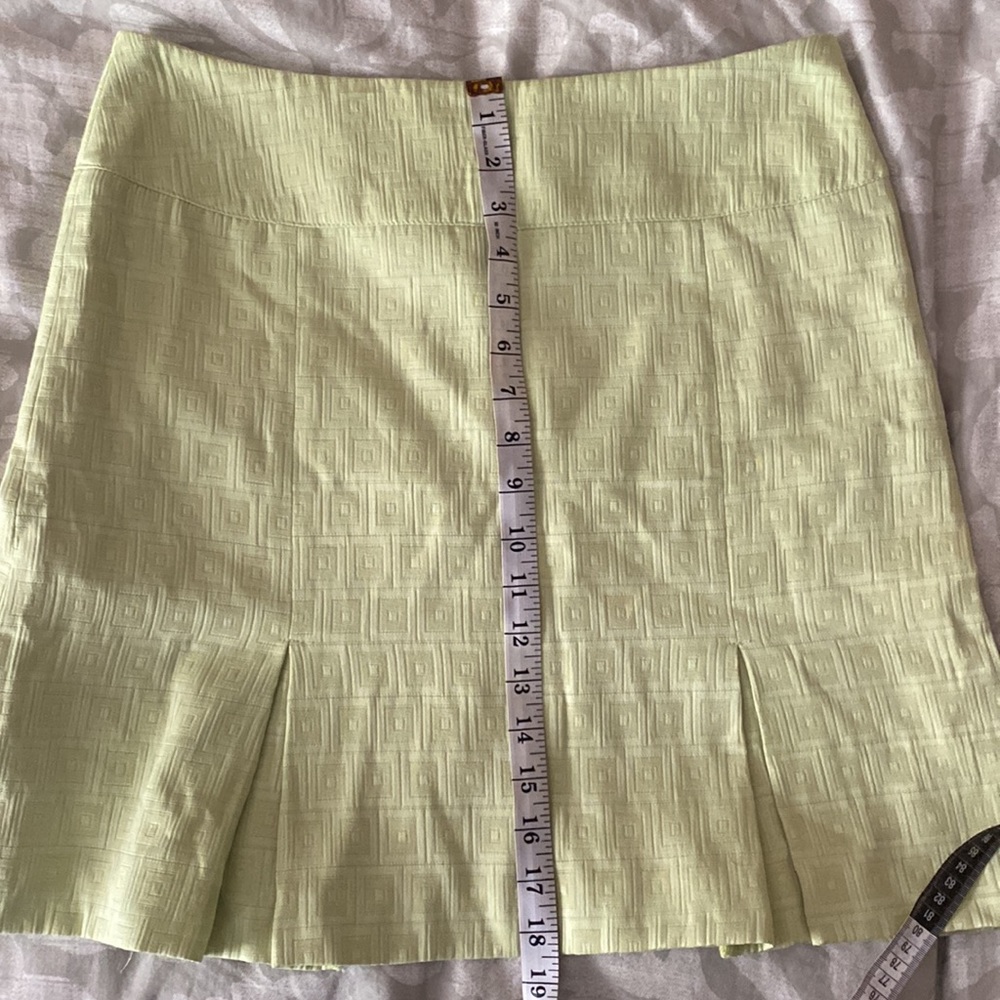 Mini flaired light green skirt: a “pearl affect” #European